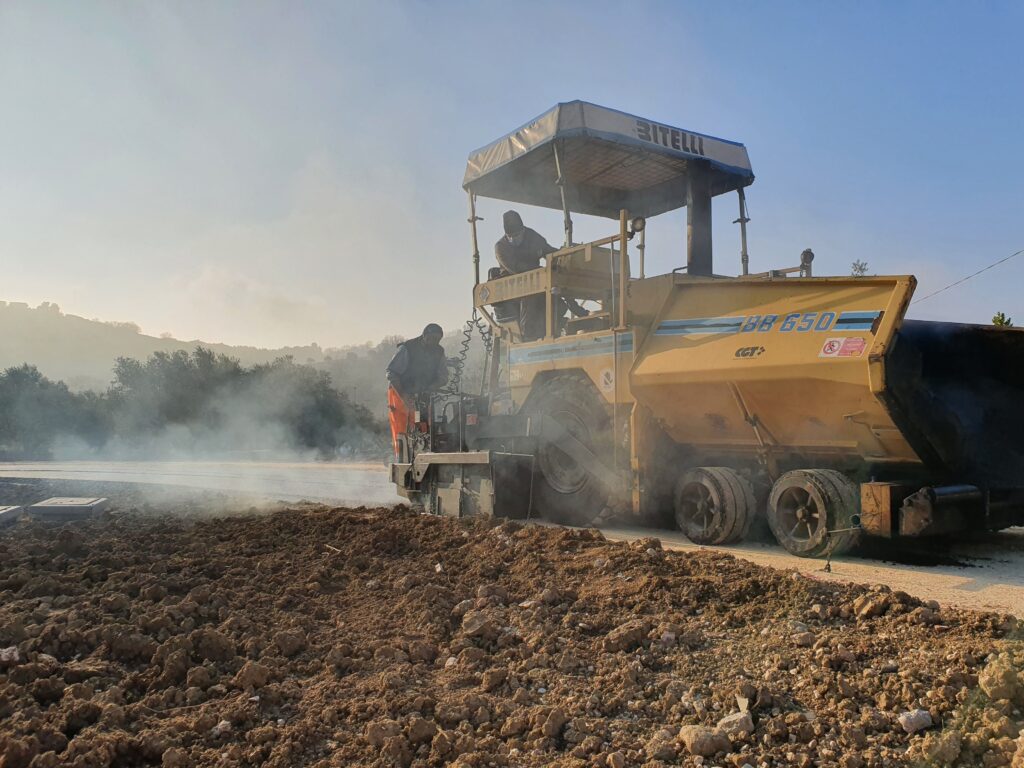 Vibrofinitrice in azione