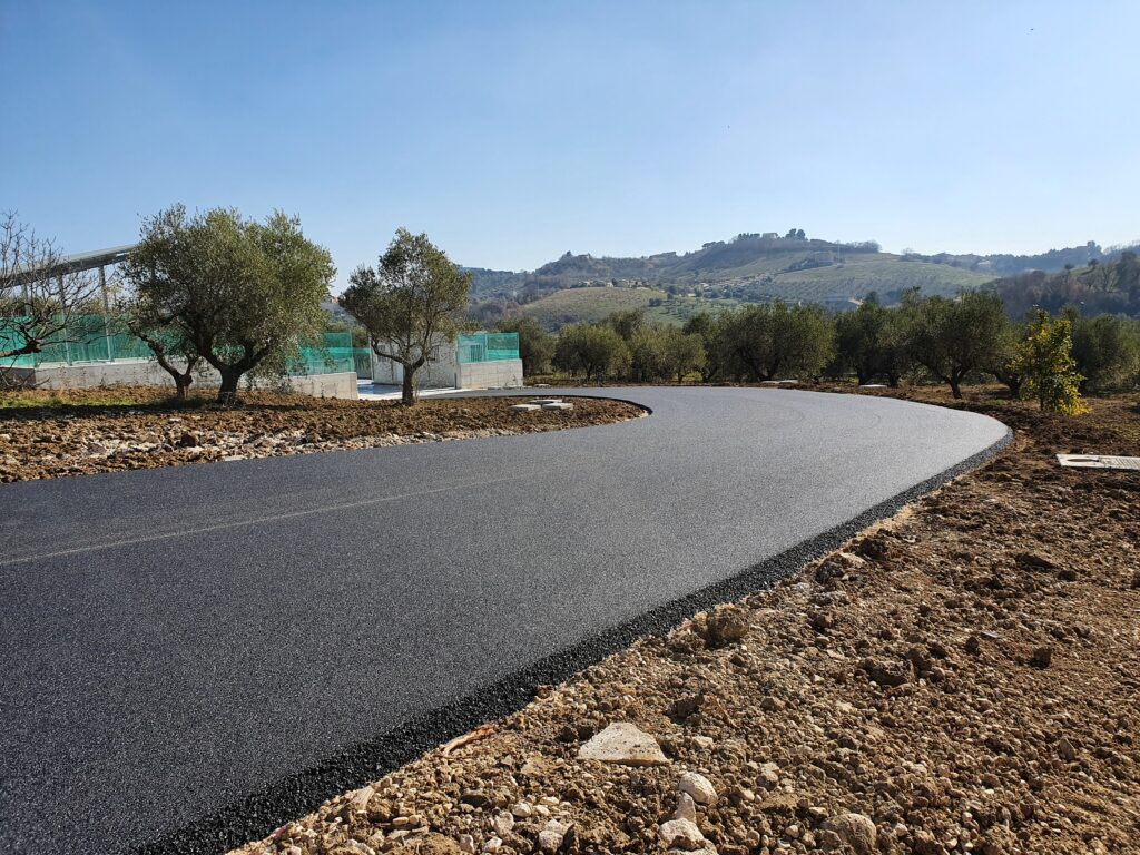 Nuova strada in asfalto
