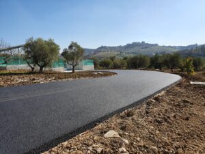 Vista verso ingresso nuovo Centro di Raccolta Montesilvano della nuova strada completata perfettamente posata