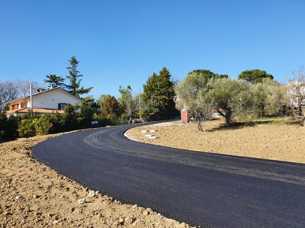 Nuova strada in asfalto