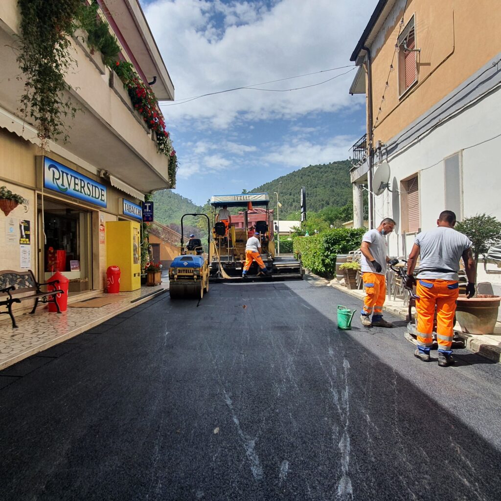 Vibrofinitrice e rullo in azione