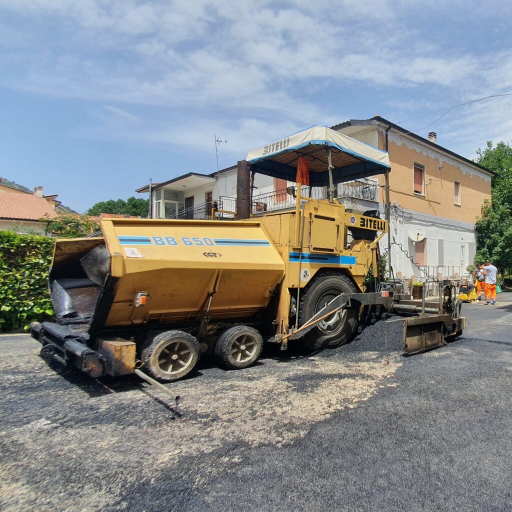 Vibrofinitrice in azione