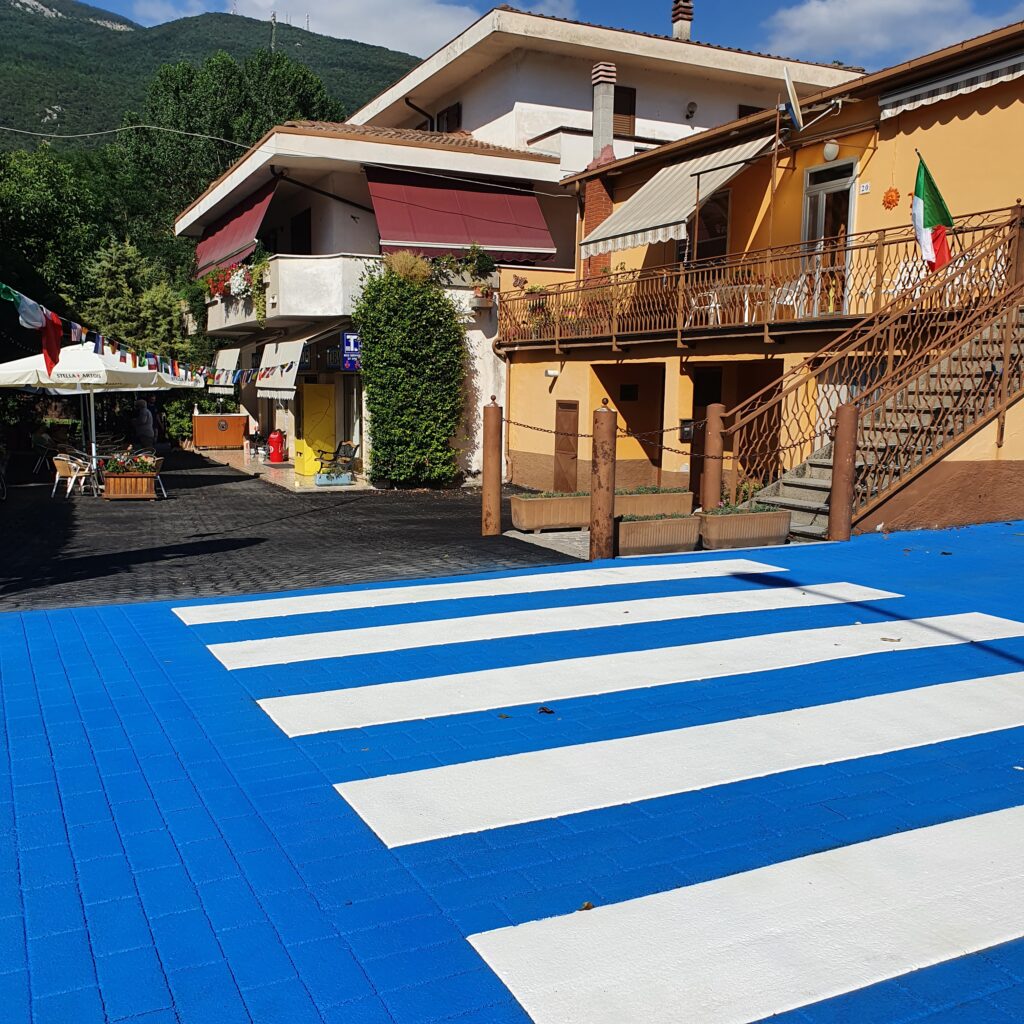 Asfalto stampato e colorato e segnaletica in termoplastico