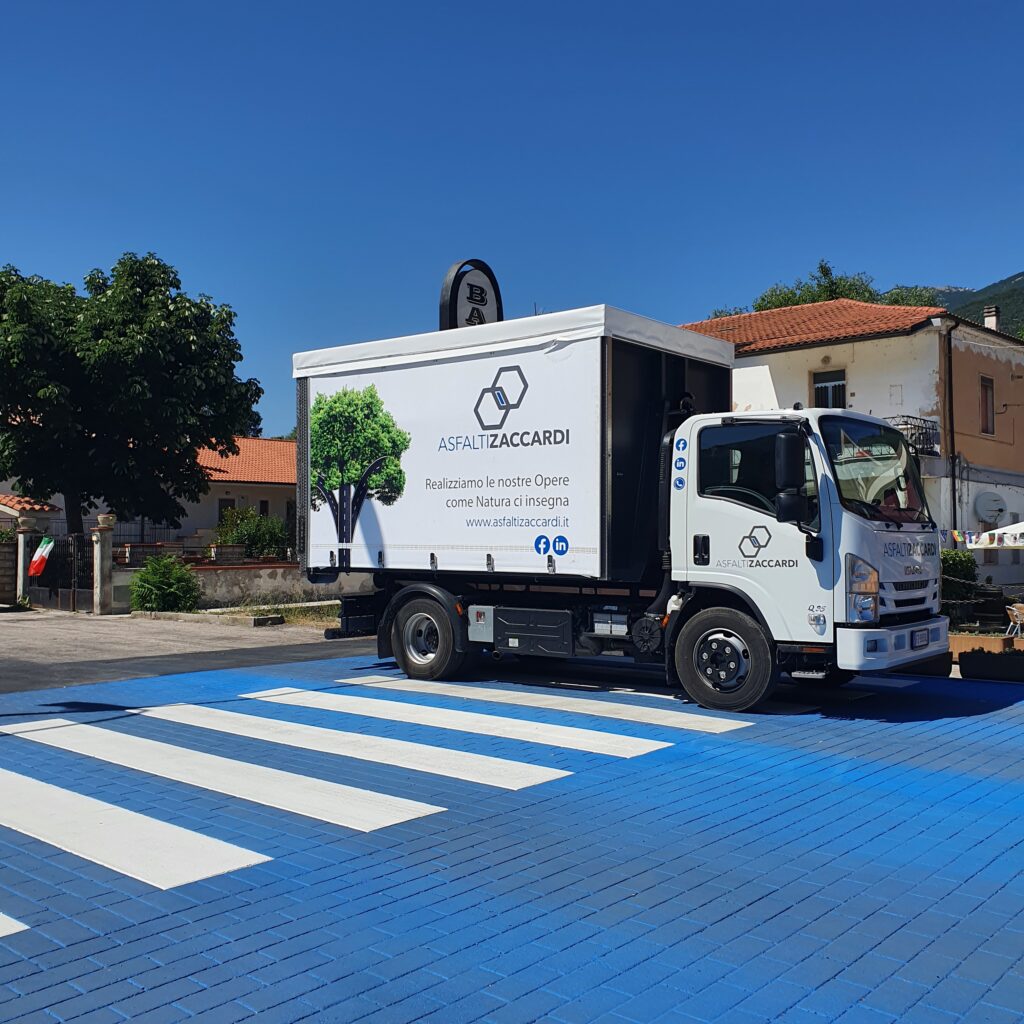 Attraversamento pedonale in termoplastico su asfalto stampato e colorato