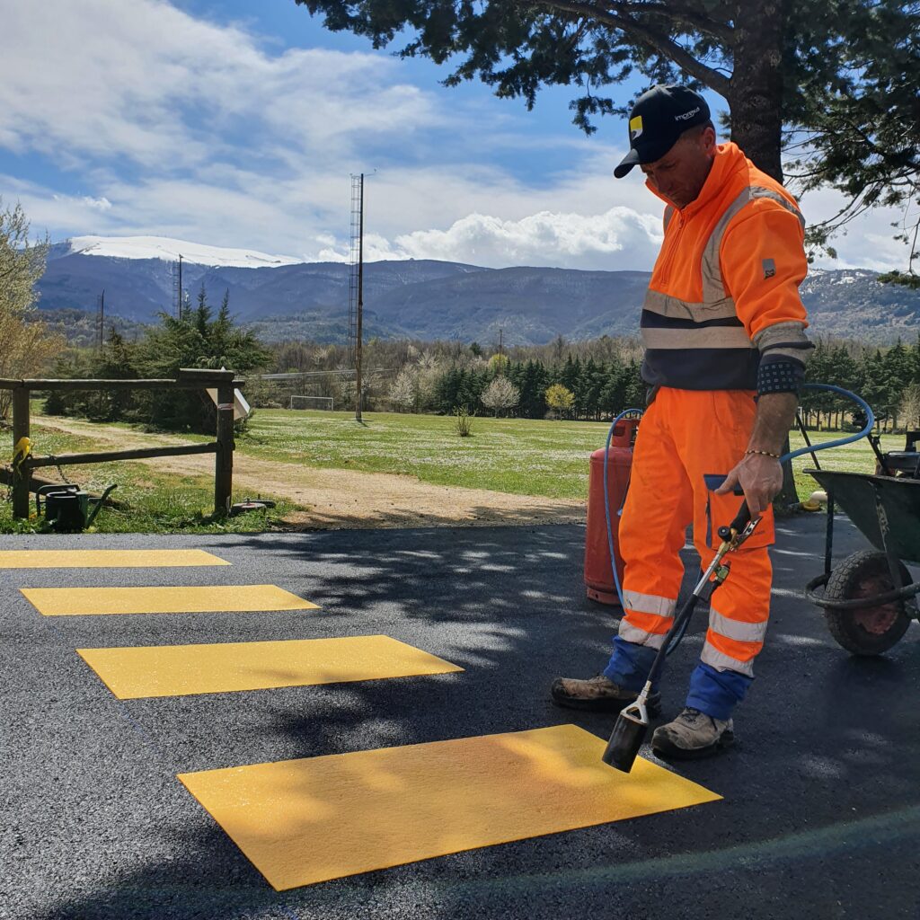 Segnaletica in termoplastico vista davanti