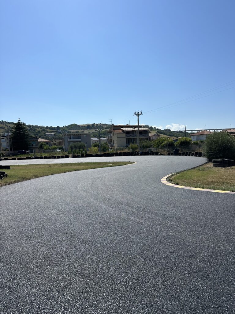 Asfalto circuito vista su curva da destra