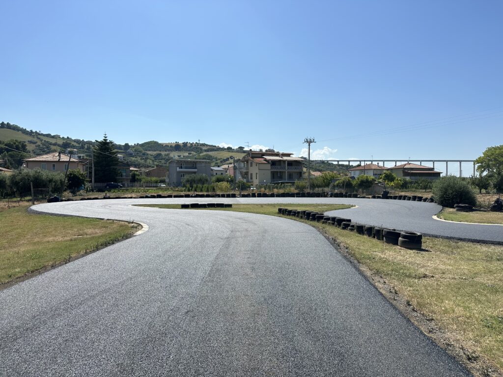 Asfalto circuito vista su curva