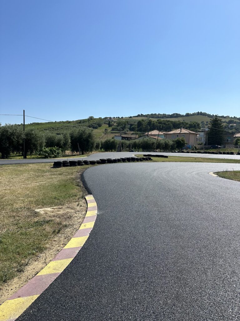 Asfalto circuito vista su curva da sinistra