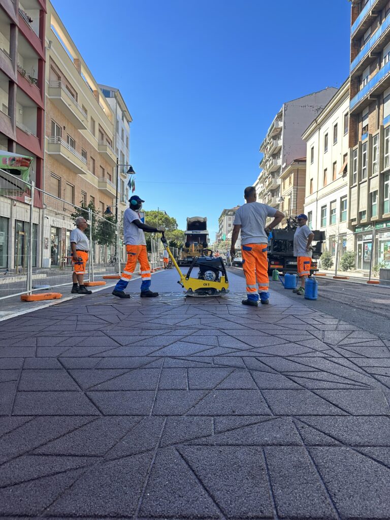 Piastra vibrante per asfalto stampato