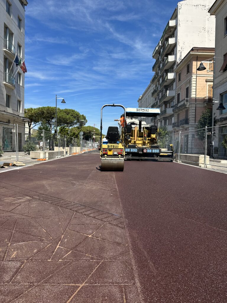 Vibrofinitrice e rullo in azione